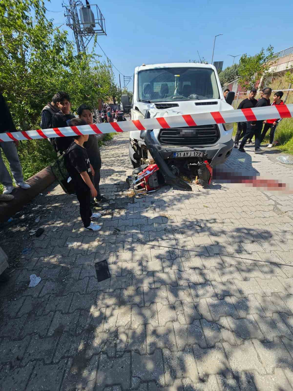 Kazada ağır yaralanan baba ve 3 yaşındaki kızını &ouml;l&uuml;m ayırdı
