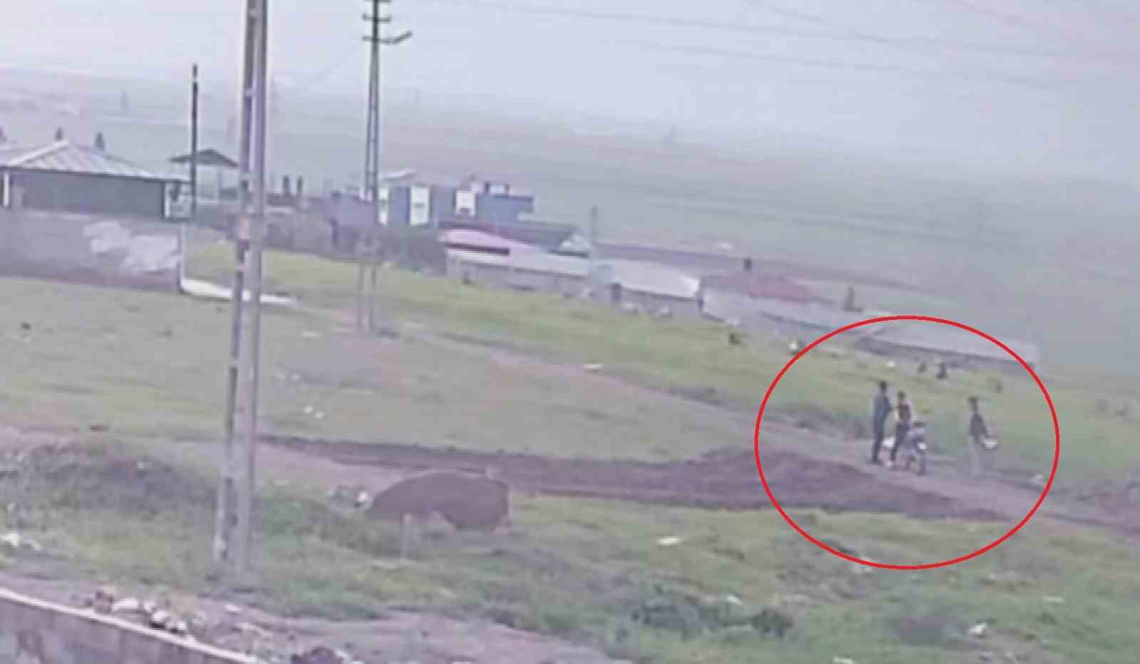 Silahla çevreye defalarca ateş eden 3 çocuğun hayrete düşüren anları kamerada