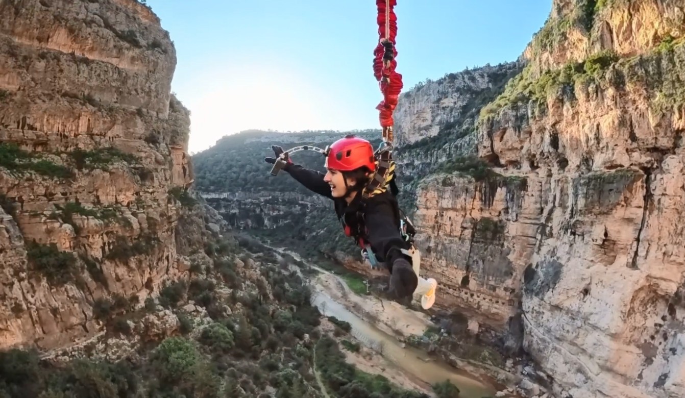 Korku ve heyecan bir arada: Mersin&rsquo;de 5 saniye s&uuml;ren 220 metreden halatla atlama &ccedil;ılgınlığı
