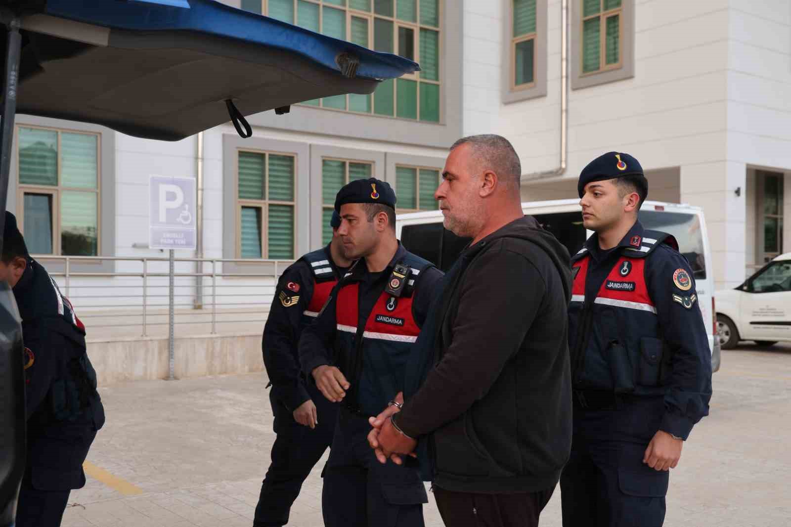 Yol kenarındaki gen&ccedil; kıza &ccedil;arpan s&uuml;r&uuml;c&uuml; yakalandı
