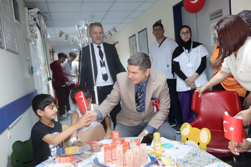 Söke Devlet Hastanesi’nde minik hastalara 23 Nisan sürprizi
