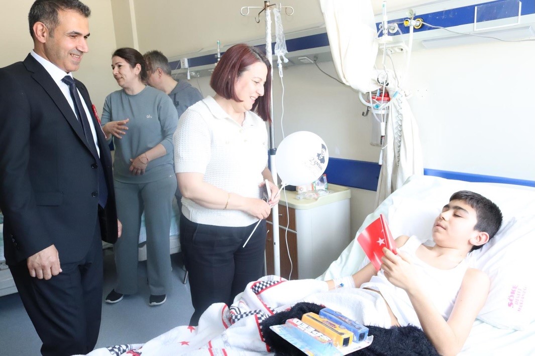 S&ouml;ke Devlet Hastanesi&rsquo;nde minik hastalara 23 Nisan s&uuml;rprizi
