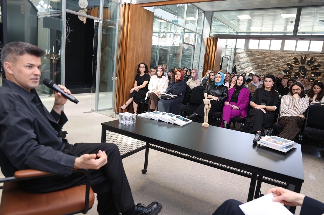 &Uuml;nl&uuml; modacı deneyimlerini &ouml;ğrencilerle paylaştı
