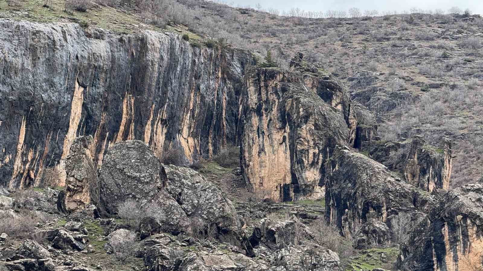 Şırnak&rsquo;ta kayanın i&ccedil;inden d&ouml;k&uuml;len sular hayran bırakıyor
