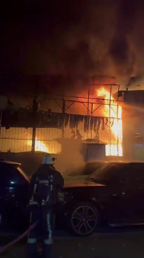 Alevlerin sardığı işyerindeki ara&ccedil;ları kurtarmak i&ccedil;in seferber oldular
