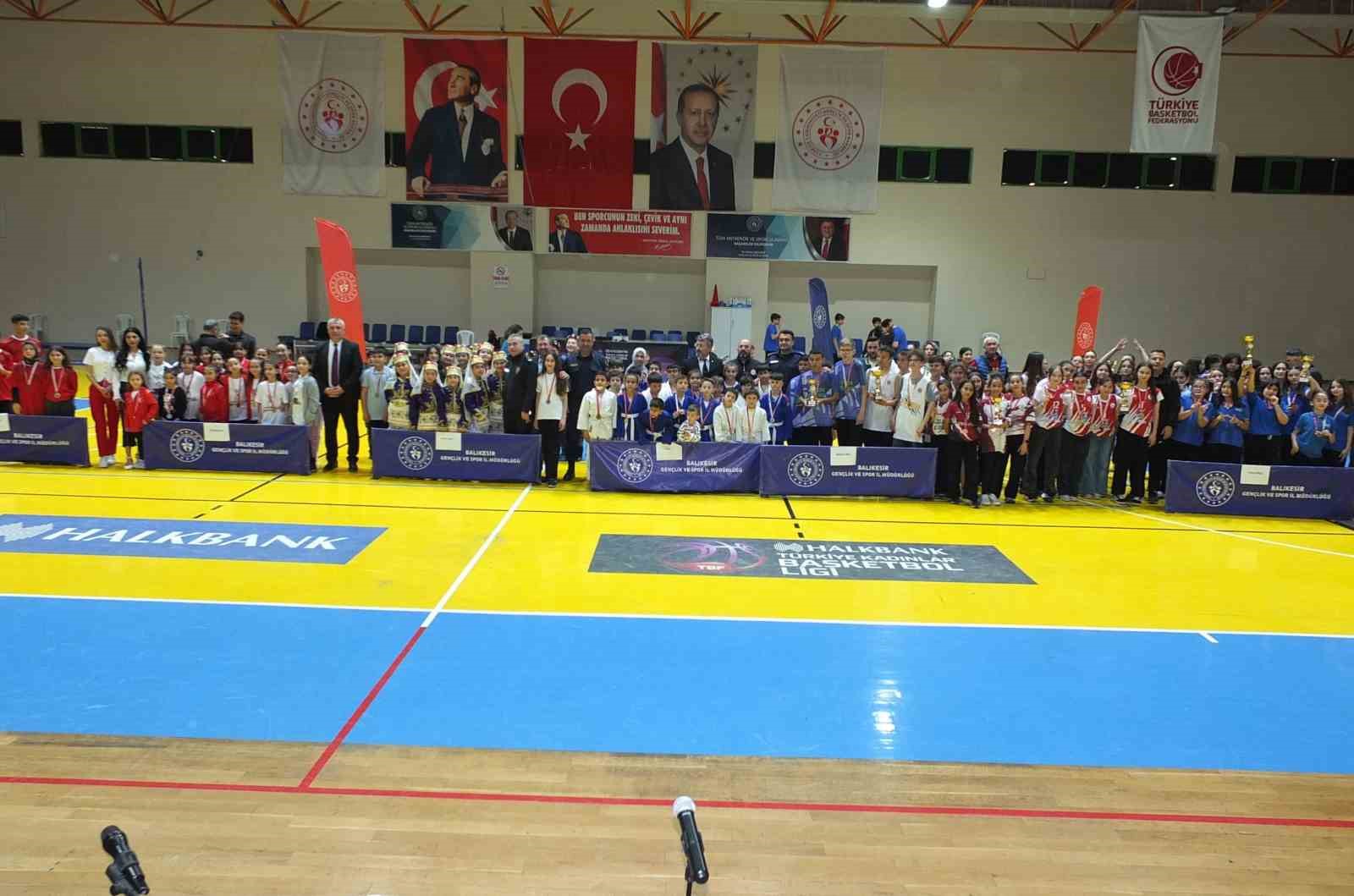 Balıkesir’de Çocuk Sporları Şenliği ödül töreni ile tamamlandı