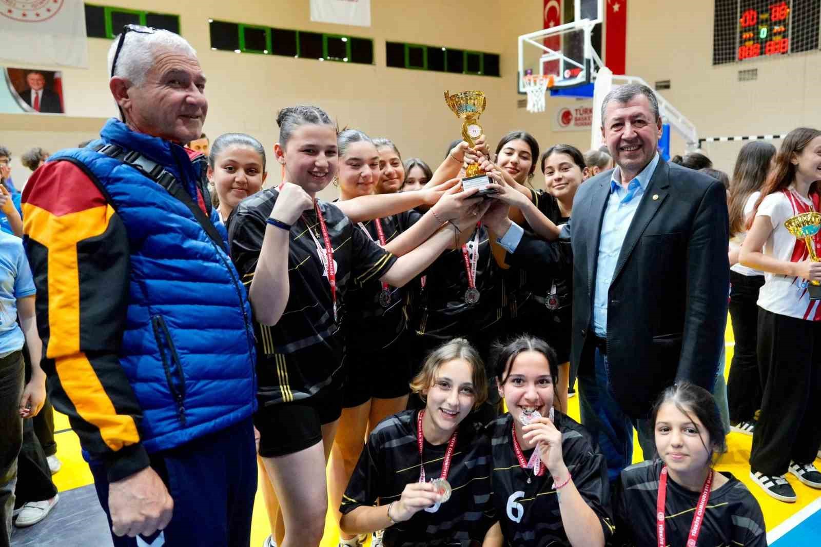 Balıkesir&rsquo;de &Ccedil;ocuk Sporları Şenliği &ouml;d&uuml;l t&ouml;reni ile tamamlandı
