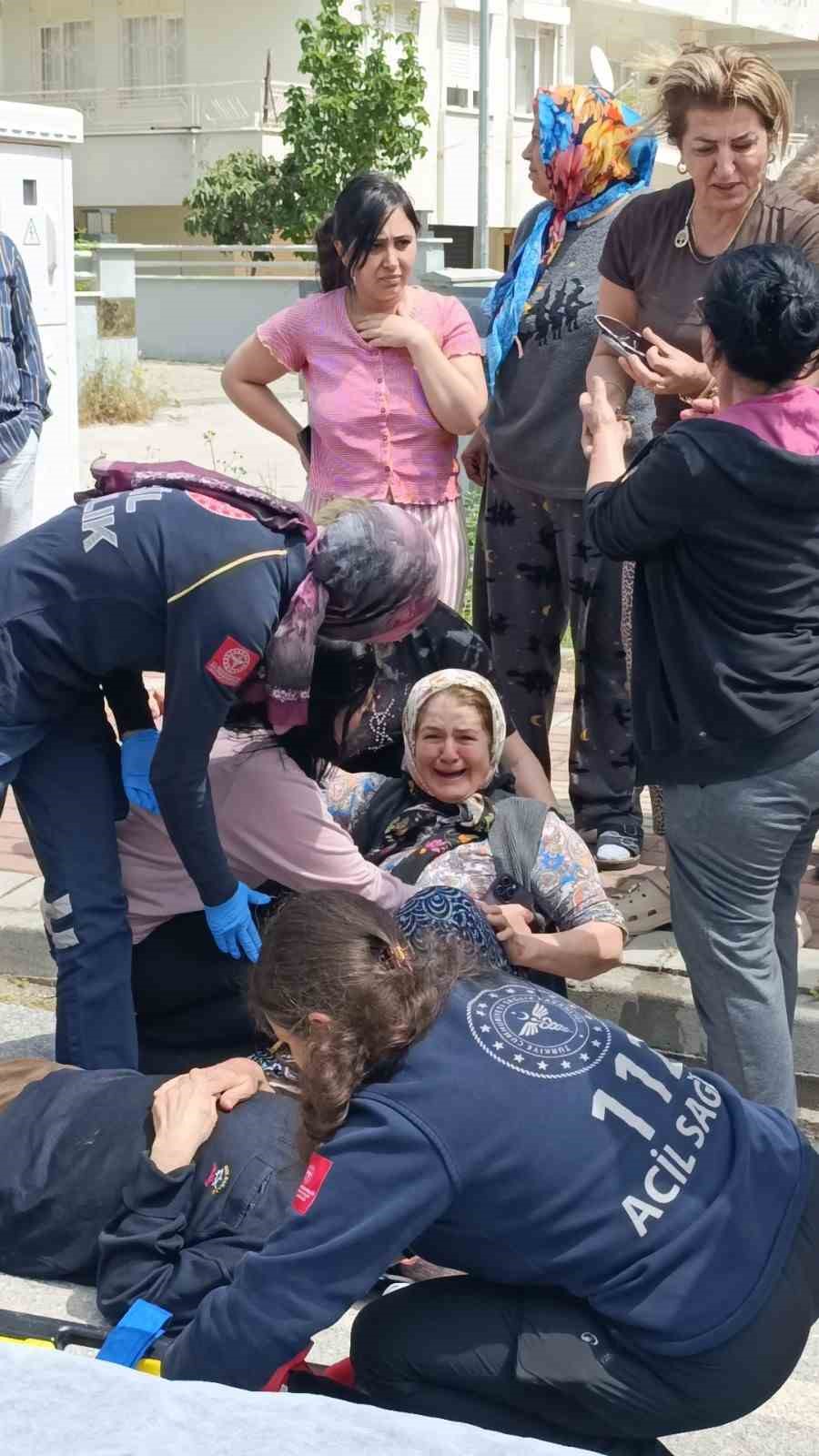 Manevra yapan &ouml;ğrenci servisi g&ouml;rme engelli yayaya &ccedil;arptı, eşi g&ouml;zyaşlarına boğuldu
