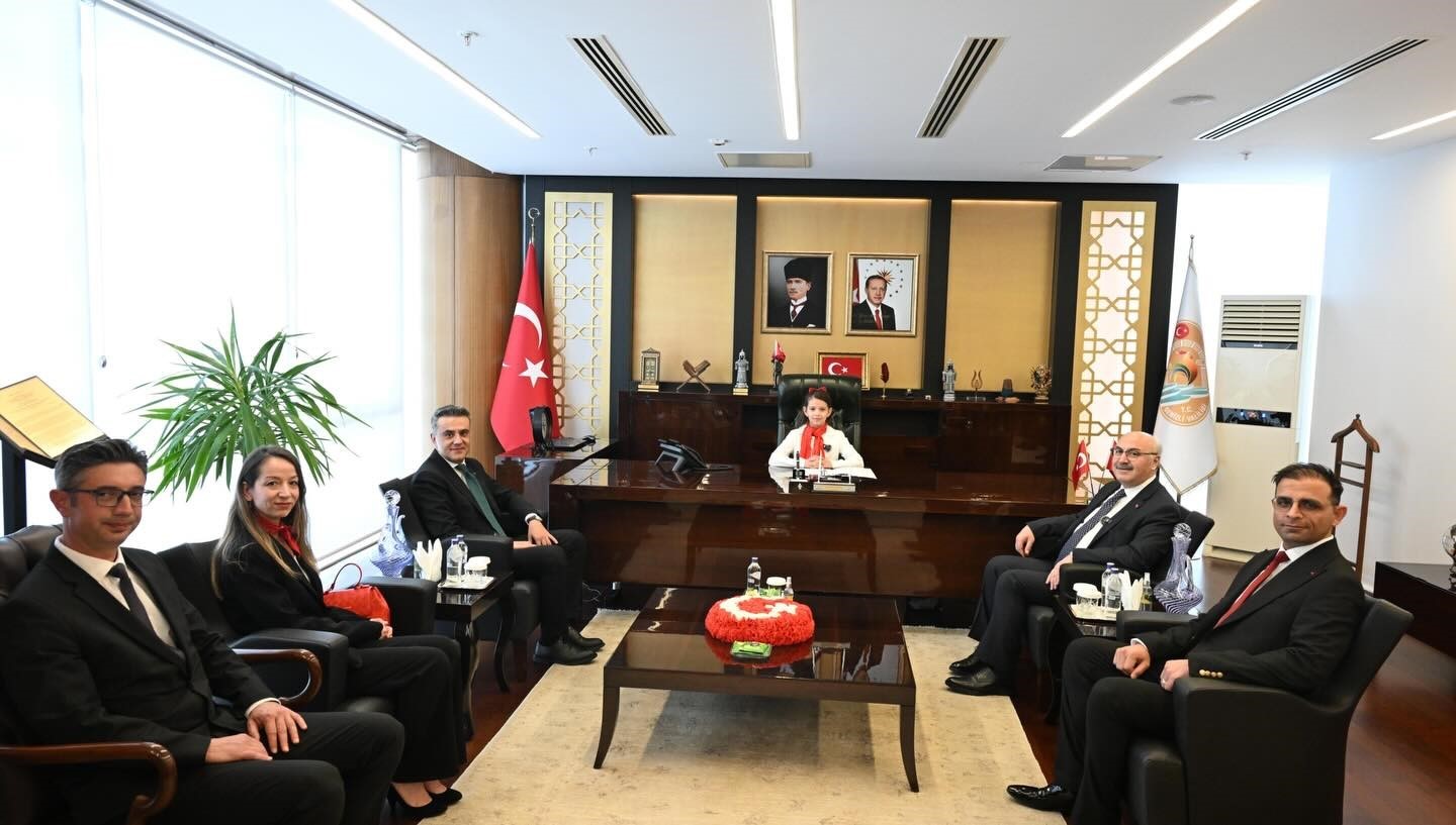 Denizli Valisi K&ouml;şger, makam koltuğunu minik İpek&rsquo;e devretti
