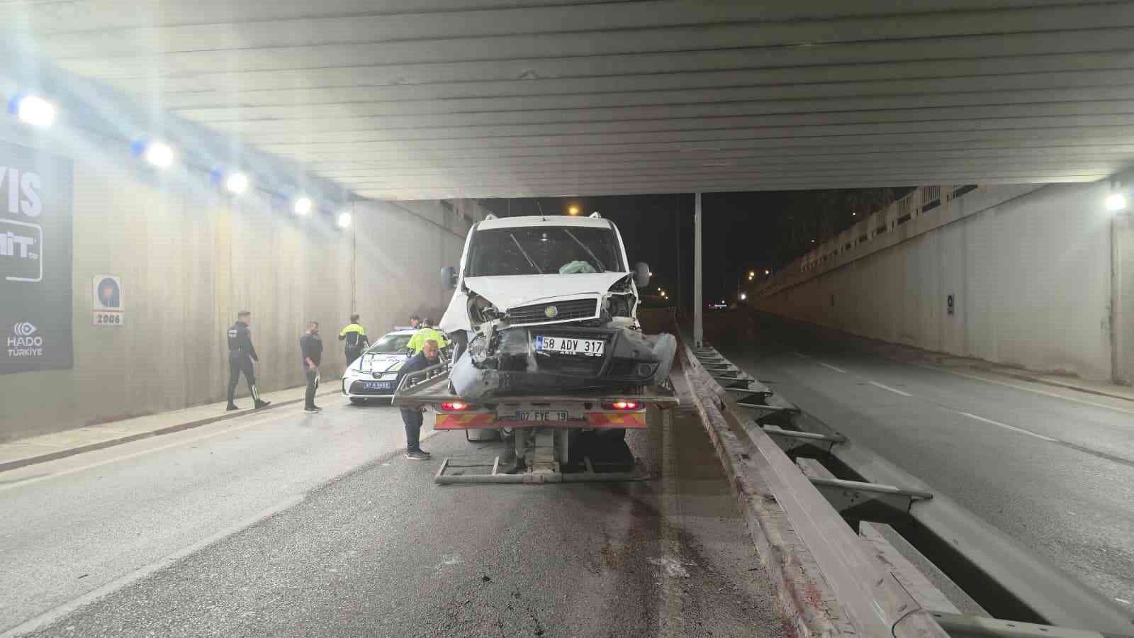 Antalya&rsquo;da kontrolden &ccedil;ıkan otomobil bariyerlere &ccedil;arptı: 3 yaralı
