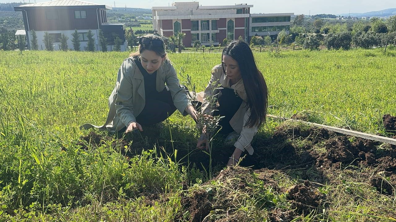 &Uuml;niversite &ouml;ğrencileri acıları toprağa, umutları fidanlara emanet etti
