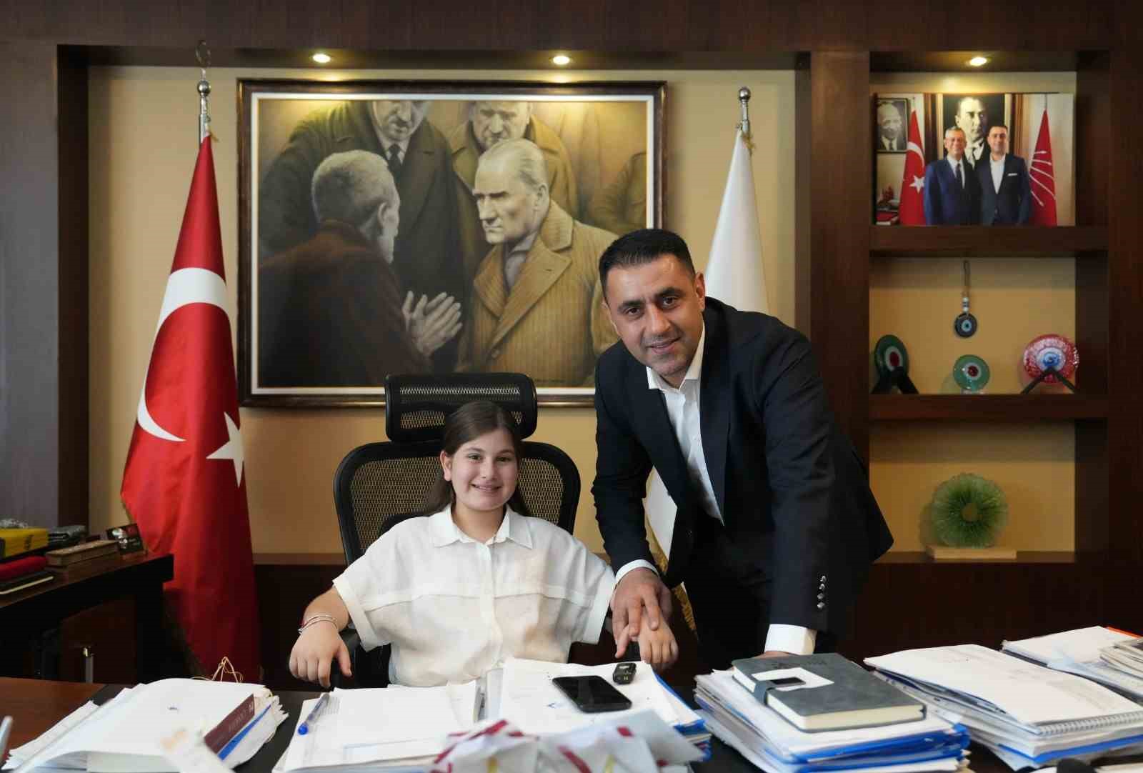 &Ccedil;ukurova Belediye Başkanı Kozay, makam koltuğunu &ccedil;ocuklara devretti
