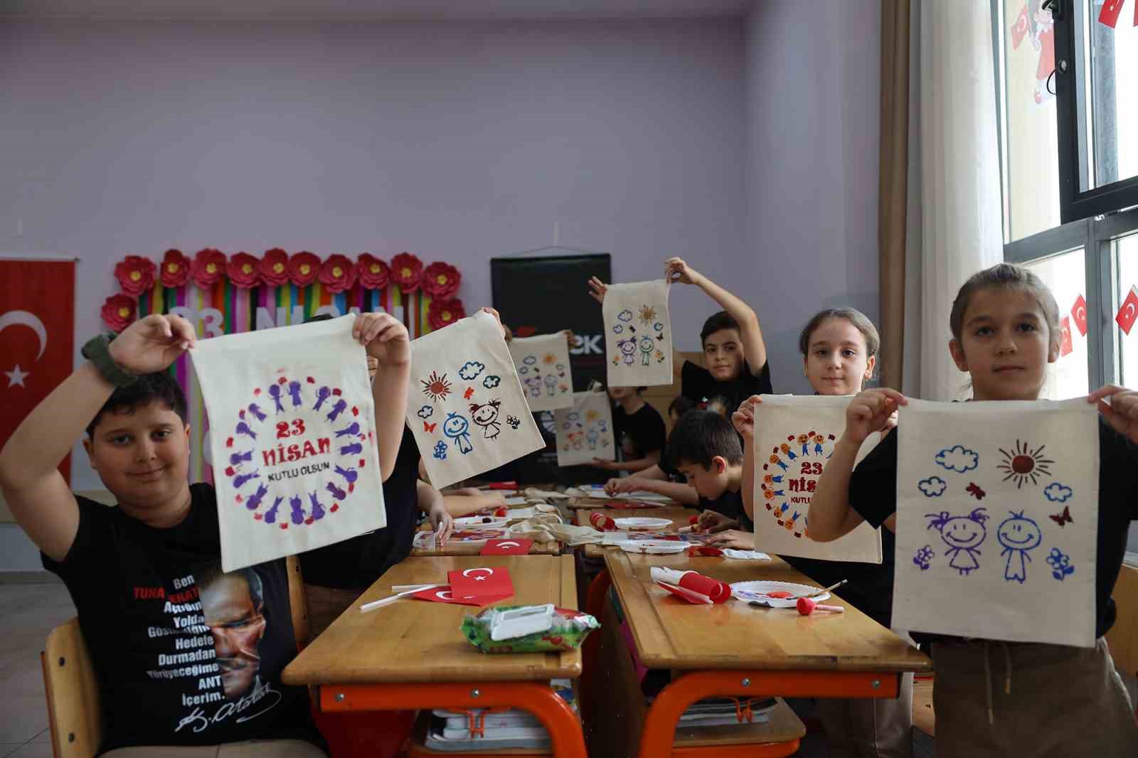 Minik &ouml;ğrenciler i&ccedil;in 23 Nisan temalı sanat at&ouml;lyesi d&uuml;zenlendi
