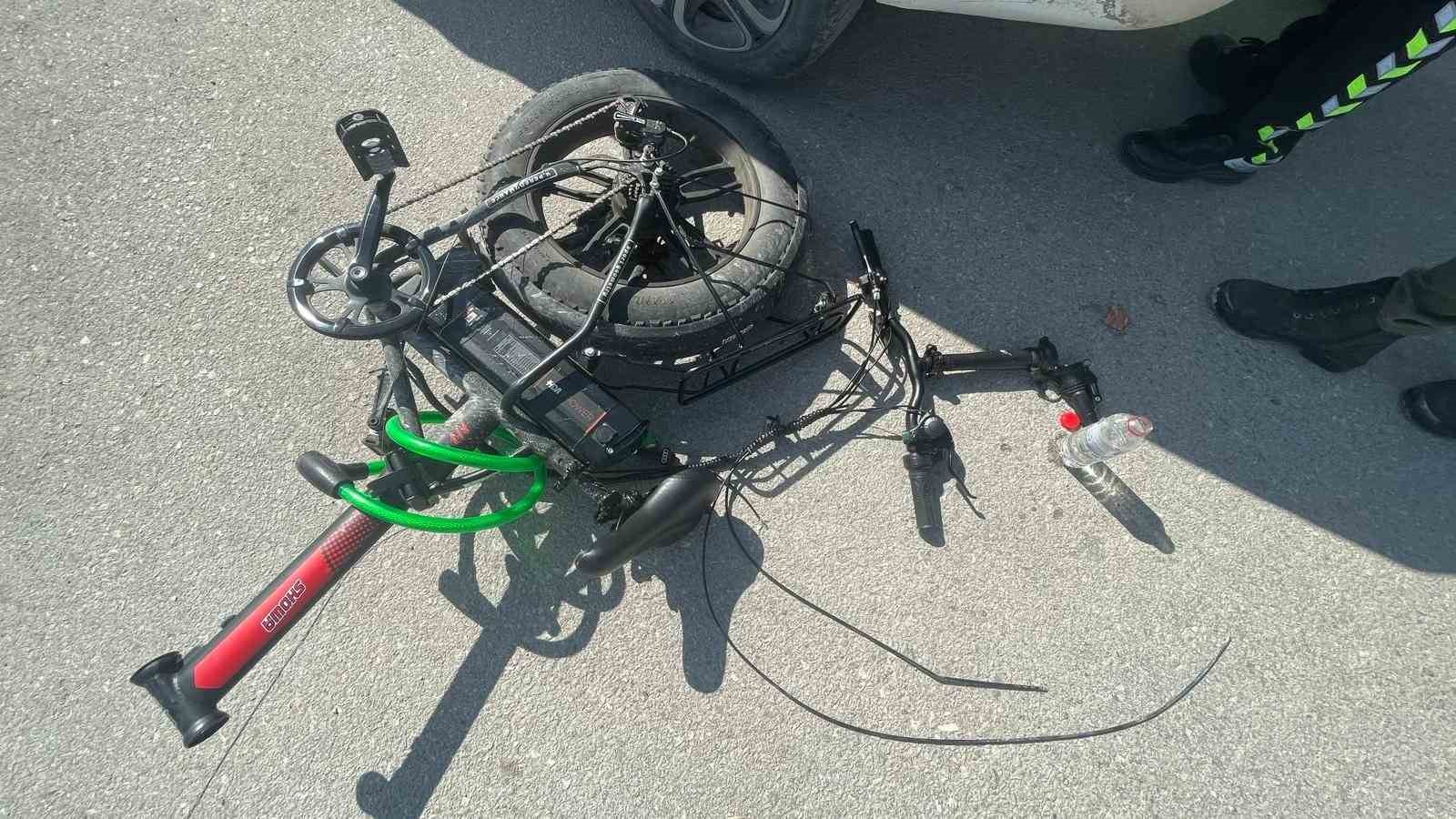 Otomobille &ccedil;arpışan elektrikli bisiklet ikiye b&ouml;l&uuml;nd&uuml;: 1 yaralı
