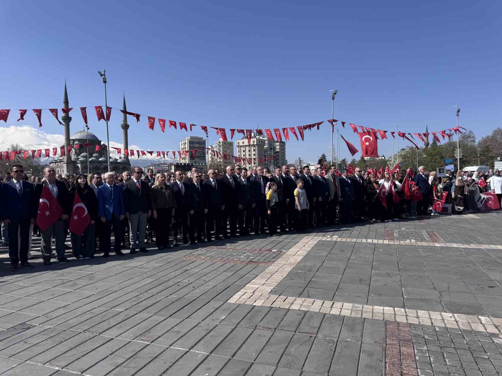 İl Milli Eğitim M&uuml;d&uuml;r&uuml; Esen: "D&uuml;n olduğu gibi bug&uuml;n de g&uuml;venli limanlarımız okullarımızdır"
