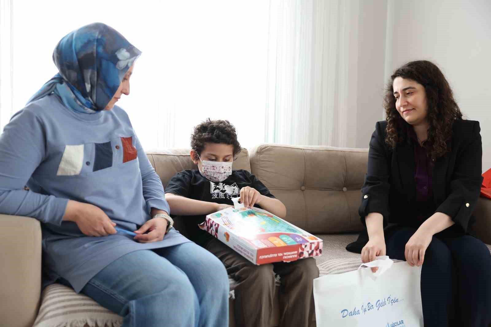 Evde eğitim g&ouml;ren &ouml;zel &ccedil;ocuklara 23 Nisan s&uuml;rprizi
