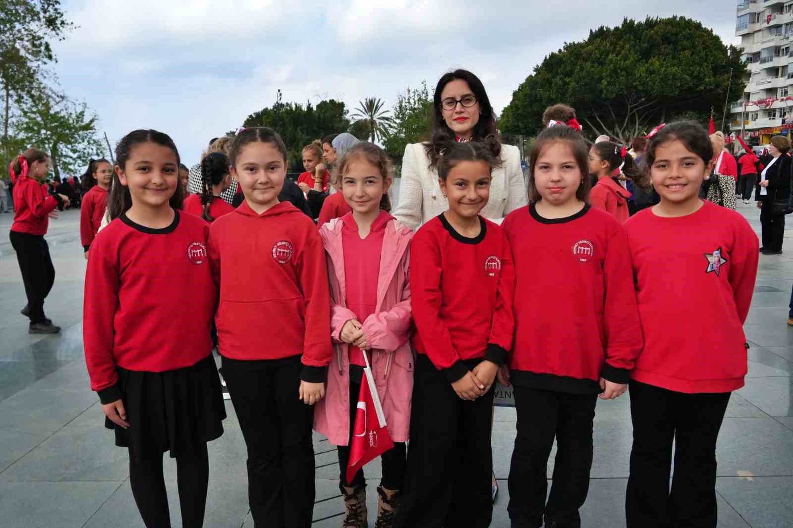 Antalya&rsquo;da 23 Nisan kutlamaları &ccedil;elenk sunma t&ouml;reniyle başladı
