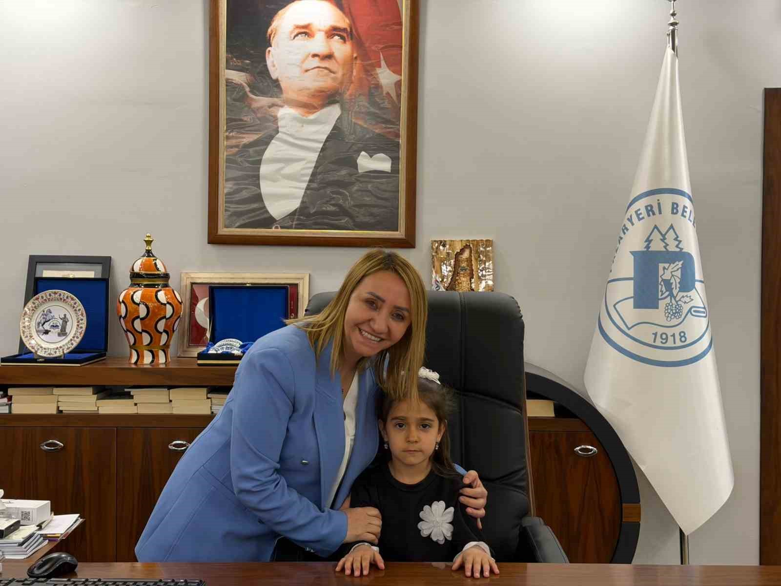 23 Nisan&rsquo;da makam &ccedil;ocuklara devredildi
