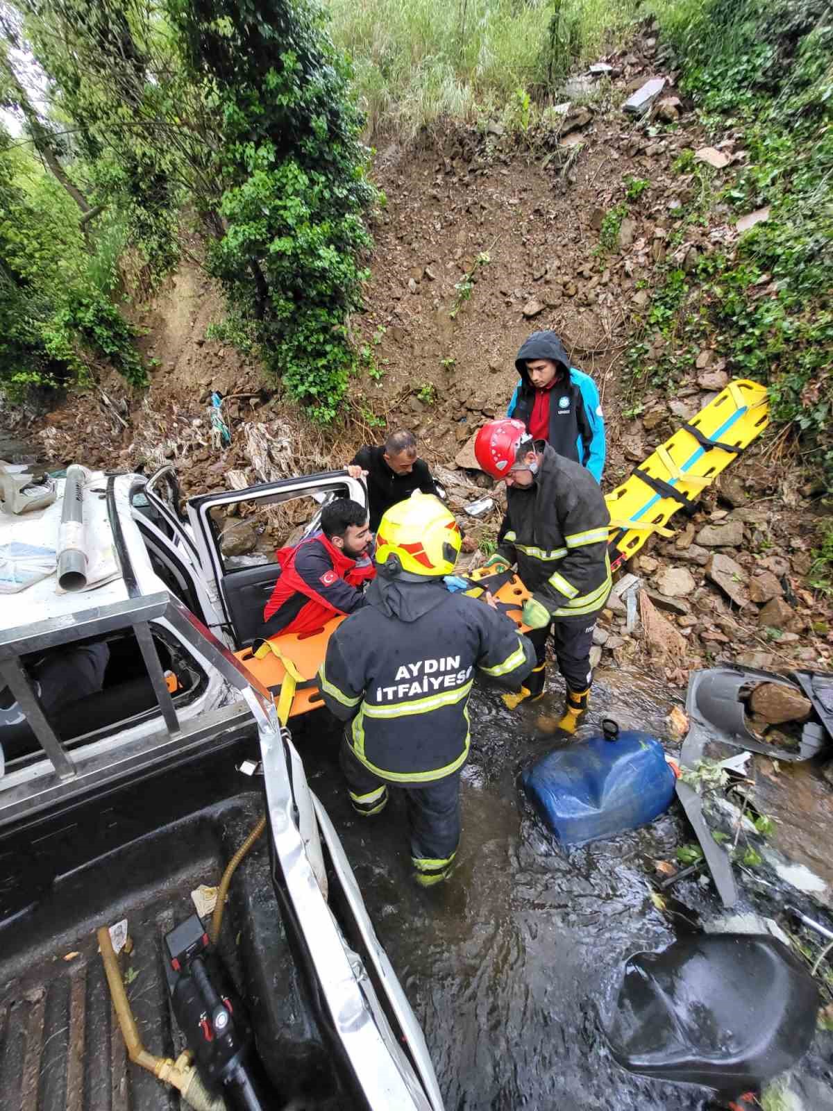 Kamyonet dere yatağına d&uuml;şt&uuml;: 2 yaralı
