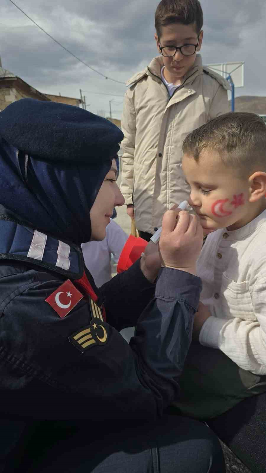 Bayburt&rsquo;ta jandarması 23 Nisan&rsquo;ı k&ouml;y okulunda &ouml;ğrencilerle kutladı
