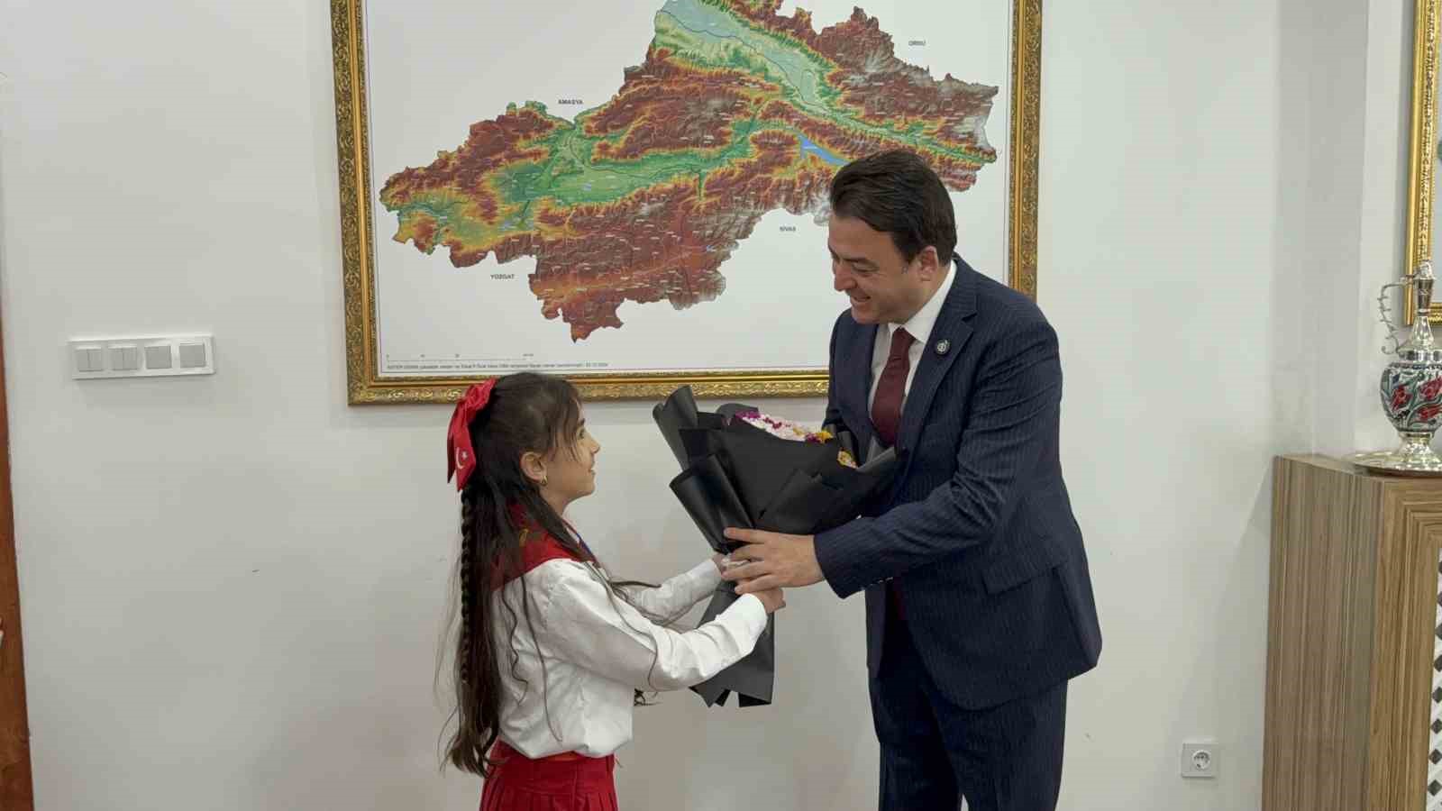 Minik vali okullarda g&uuml;venlik tedbirlerinin artırılması talimatı verdi
