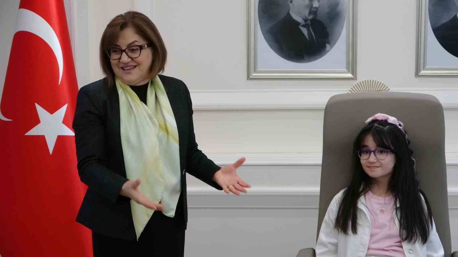 Başkan Şahin koltuğunu devretti
