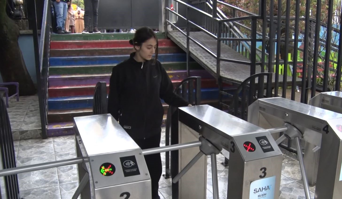 Esenyurt Ortaokulu’nda 6 yıldır uygulanan kartlı turnike sistemi velilere güven veriyor