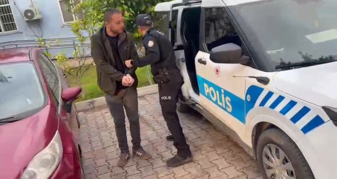 Adana&rsquo;da &ccedil;eşitli su&ccedil;lardan aranan 5 h&uuml;k&uuml;ml&uuml; yakalandı
