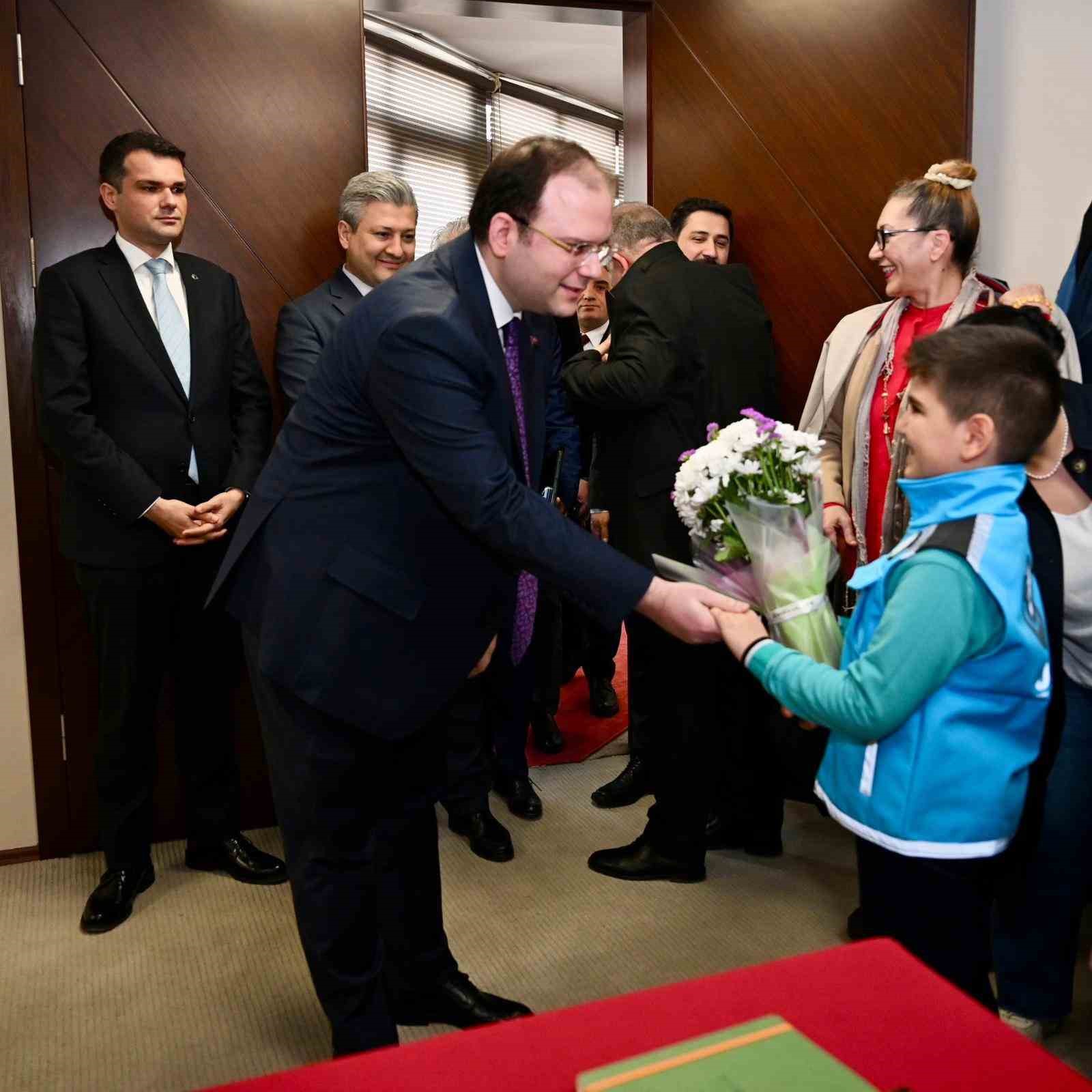 İstanbul İl Sağlık M&uuml;d&uuml;r&uuml; Do&ccedil;. Dr. Abdullah Emre G&uuml;ner &ccedil;ocukları makamında ağırladı
