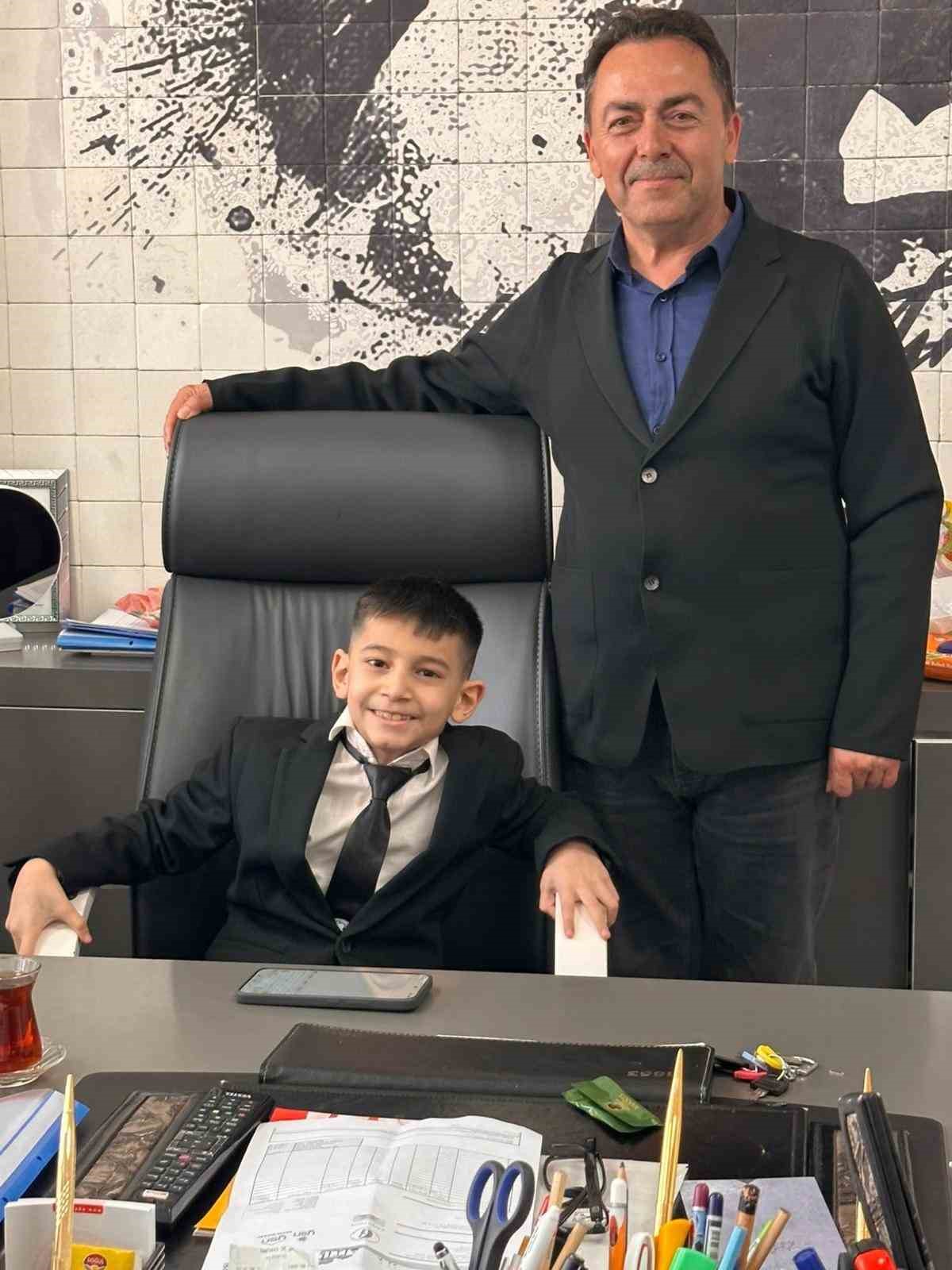 M&uuml;d&uuml;r koltuğuna oturan k&uuml;&ccedil;&uuml;k &ccedil;ocuk ilk talimatıyla arkadaşlarını sevindirdi
