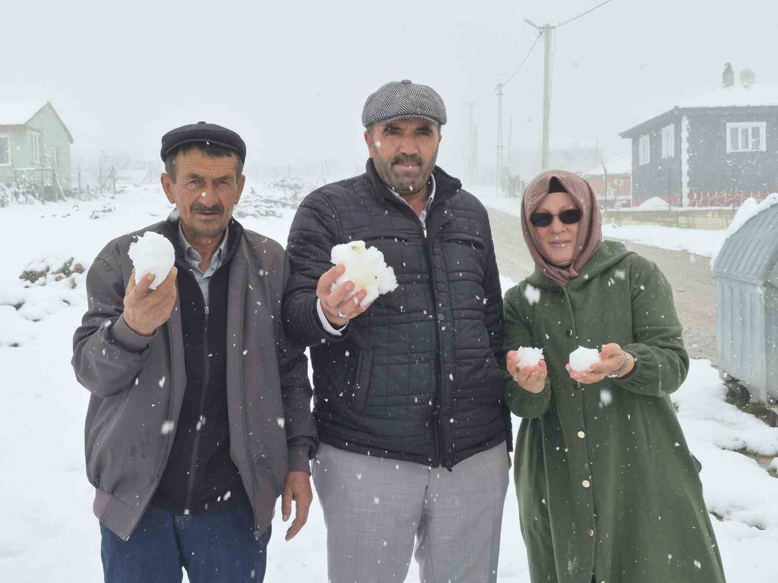 Eskişehir’in yüksek kesimdeki mahallesi kışa geri döndü