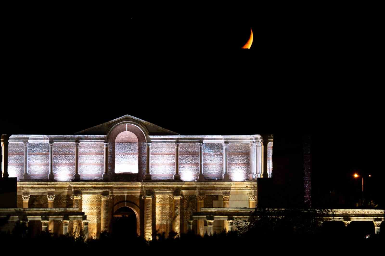 Antik kentte g&ouml;rsel ş&ouml;len: Hilal, Gymnasium ile aynı karede
