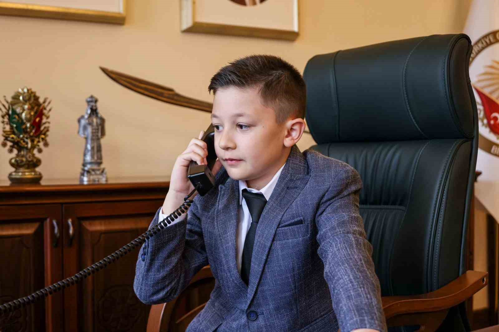 Vali Sözer, 23 Nisan’da makamını minik Yiğit’e devretti.