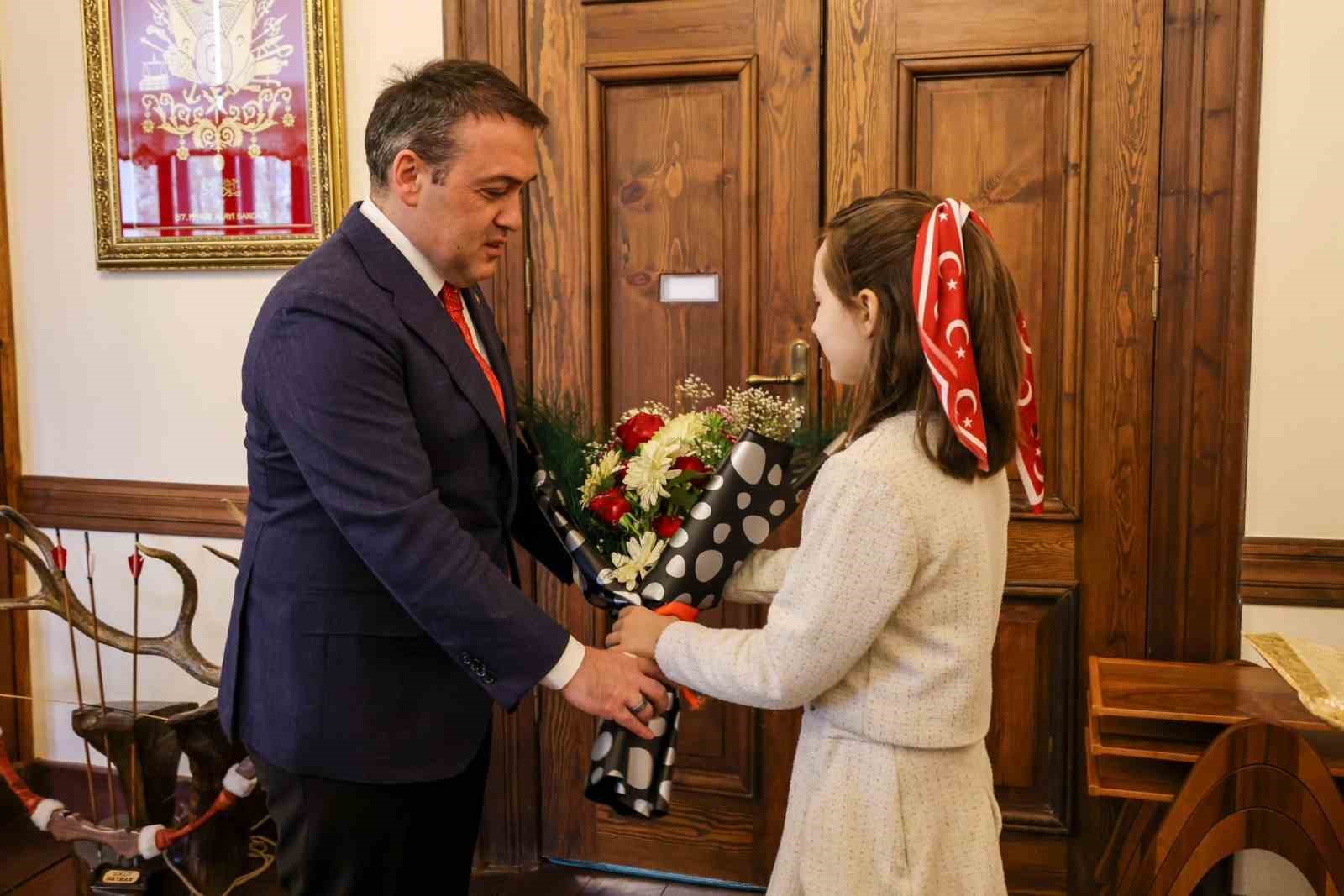 Vali S&ouml;zer, 23 Nisan&rsquo;da makamını minik Yiğit&rsquo;e devretti.
