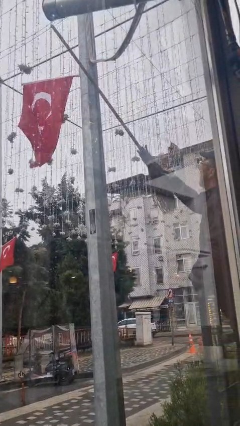 Temizlik iş&ccedil;isinin bayrak duyarlılığı
