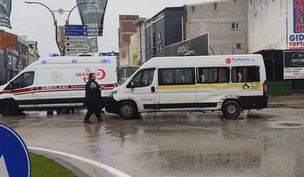 Kamyon ile servis minib&uuml;s&uuml; &ccedil;arpıştı 4 kişi yaralandı
