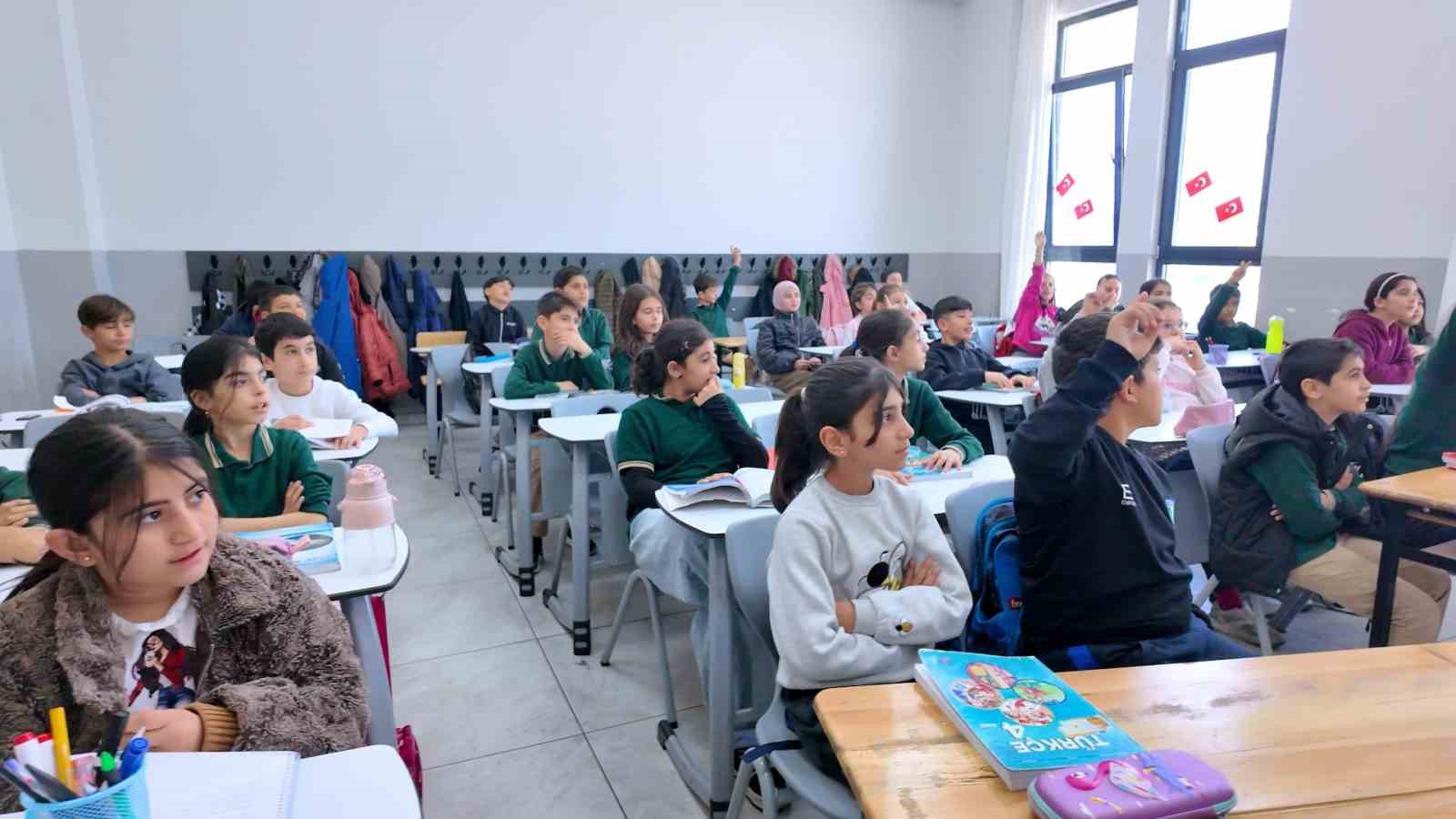 Bakan Kurum&rsquo;dan 23 Nisan&rsquo;da deprem b&ouml;lgesi paylaşımı
