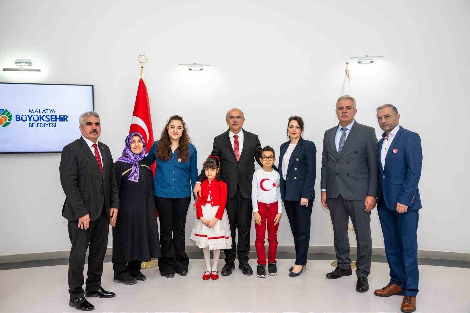 Malatya B&uuml;y&uuml;kşehir Belediye Başkanı Sami Er, koltuğunu Ece Sayar&rsquo;a devretti
