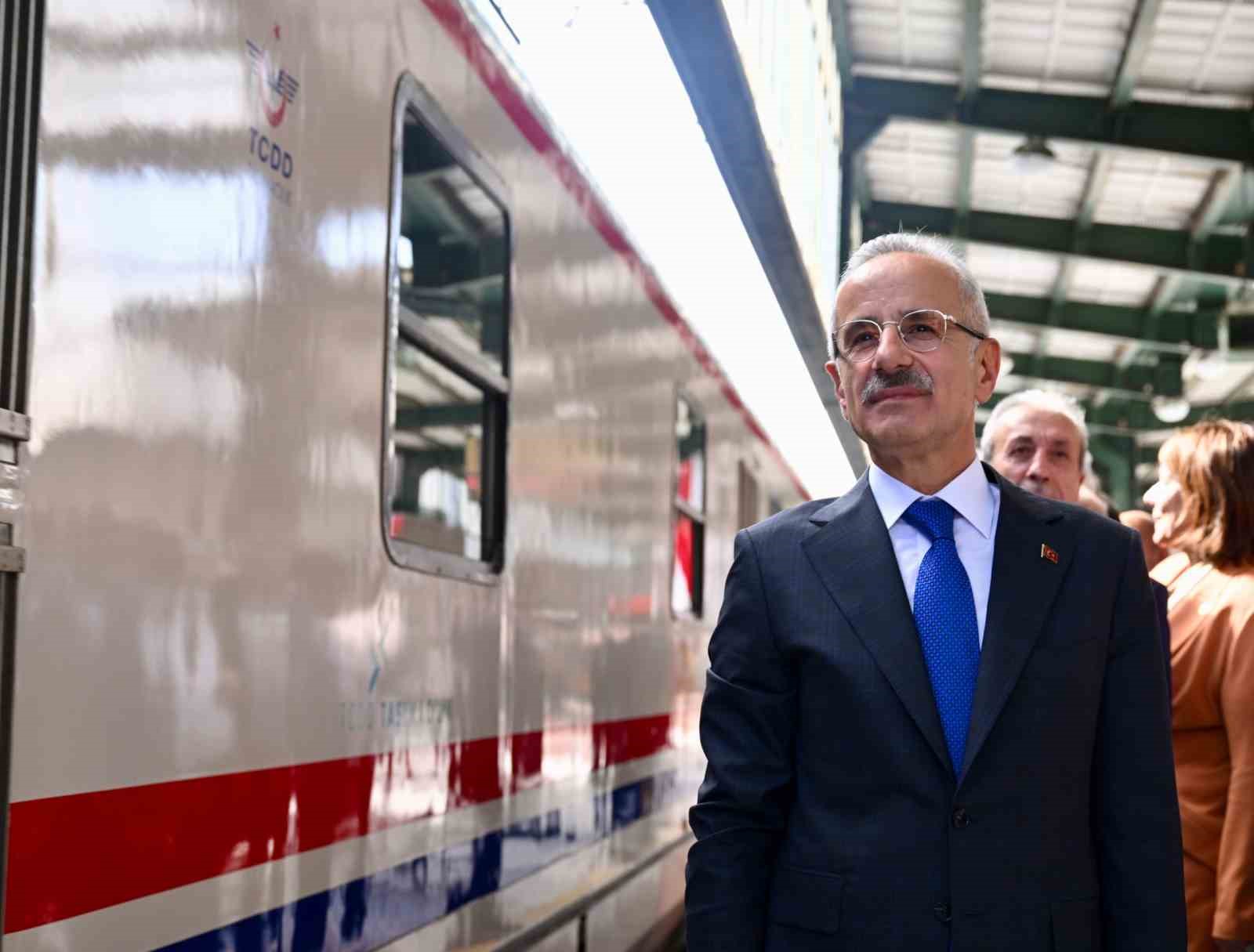 Bakan Uraloğlu: "13 farklı gar ve istasyonda toplam 25 tiyatro oyunu sahnelenecek"
