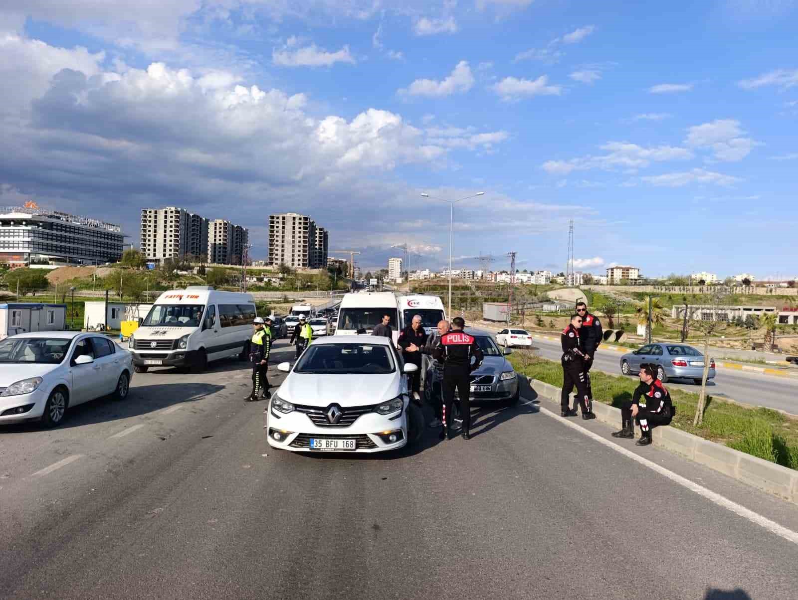 Minibüs ile iki otomobil çarpıştı: 1 yaralı