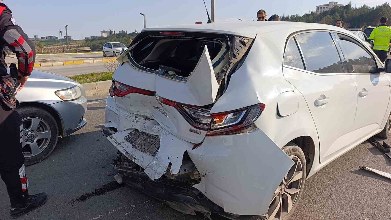 Minib&uuml;s ile iki otomobil &ccedil;arpıştı: 1 yaralı
