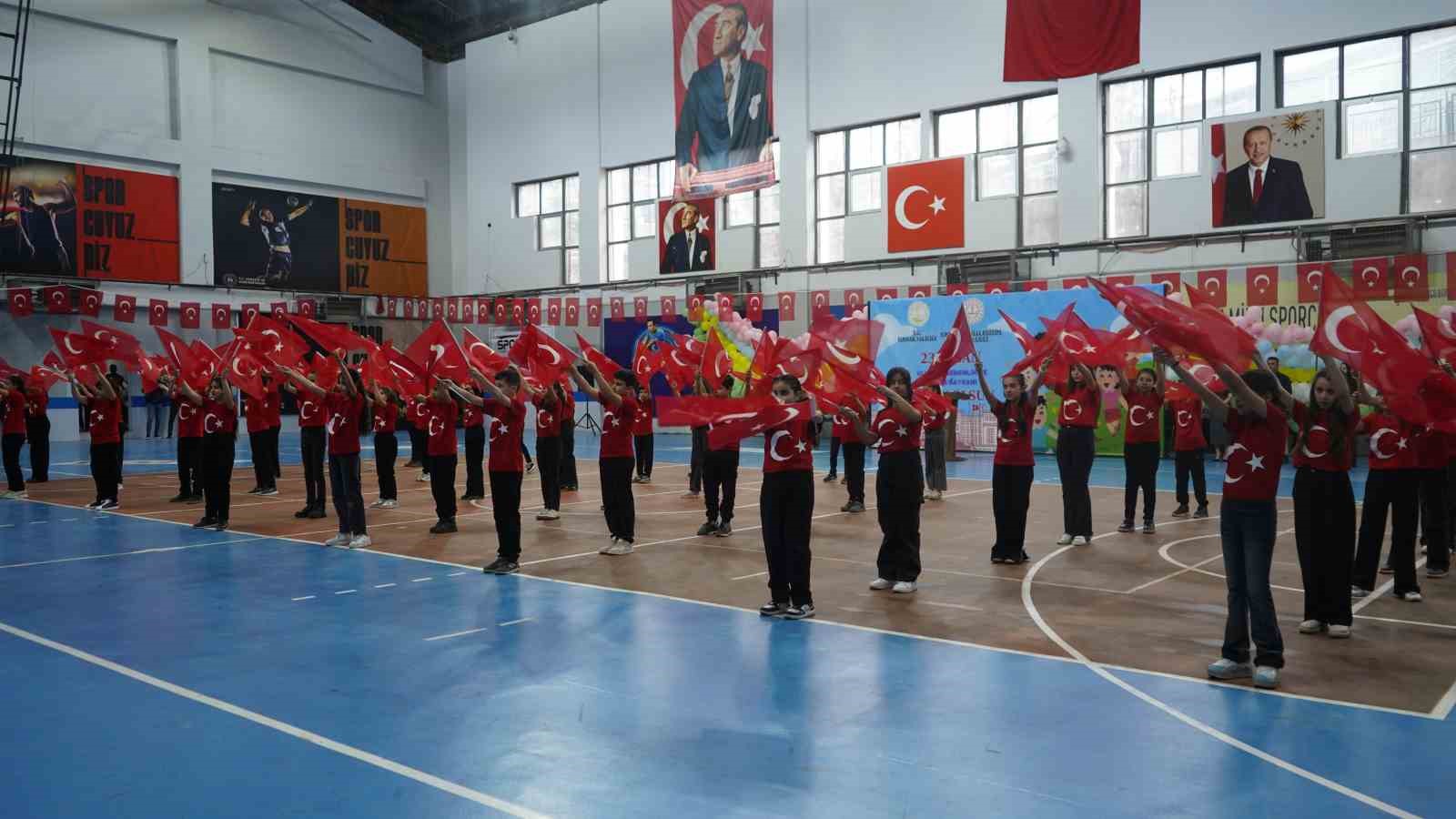 Şırnak&rsquo;ta &ouml;ğrencilerden renkli 23 Nisan kutlaması
