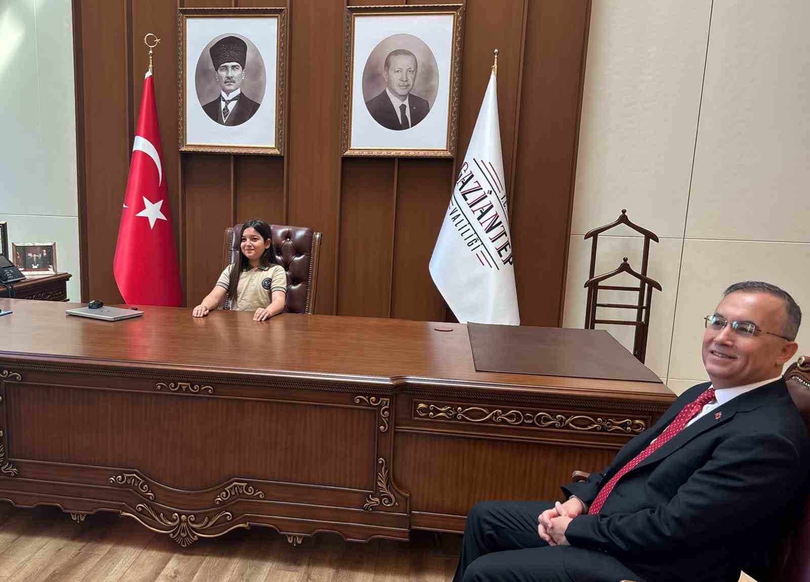 Vali Kemal &Ccedil;eber, koltuğunu Eyl&uuml;l Lina Yıldız&rsquo;a devretti
