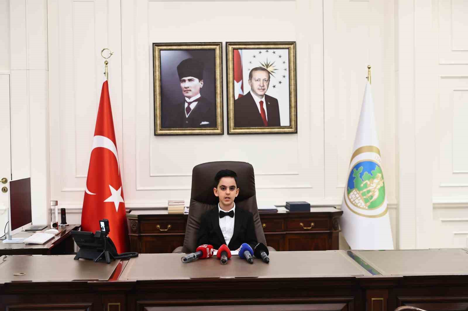 23 Nisan kutlamalarında İzmir Valiliği makamına ilkokul &ouml;ğrencisi oturdu
