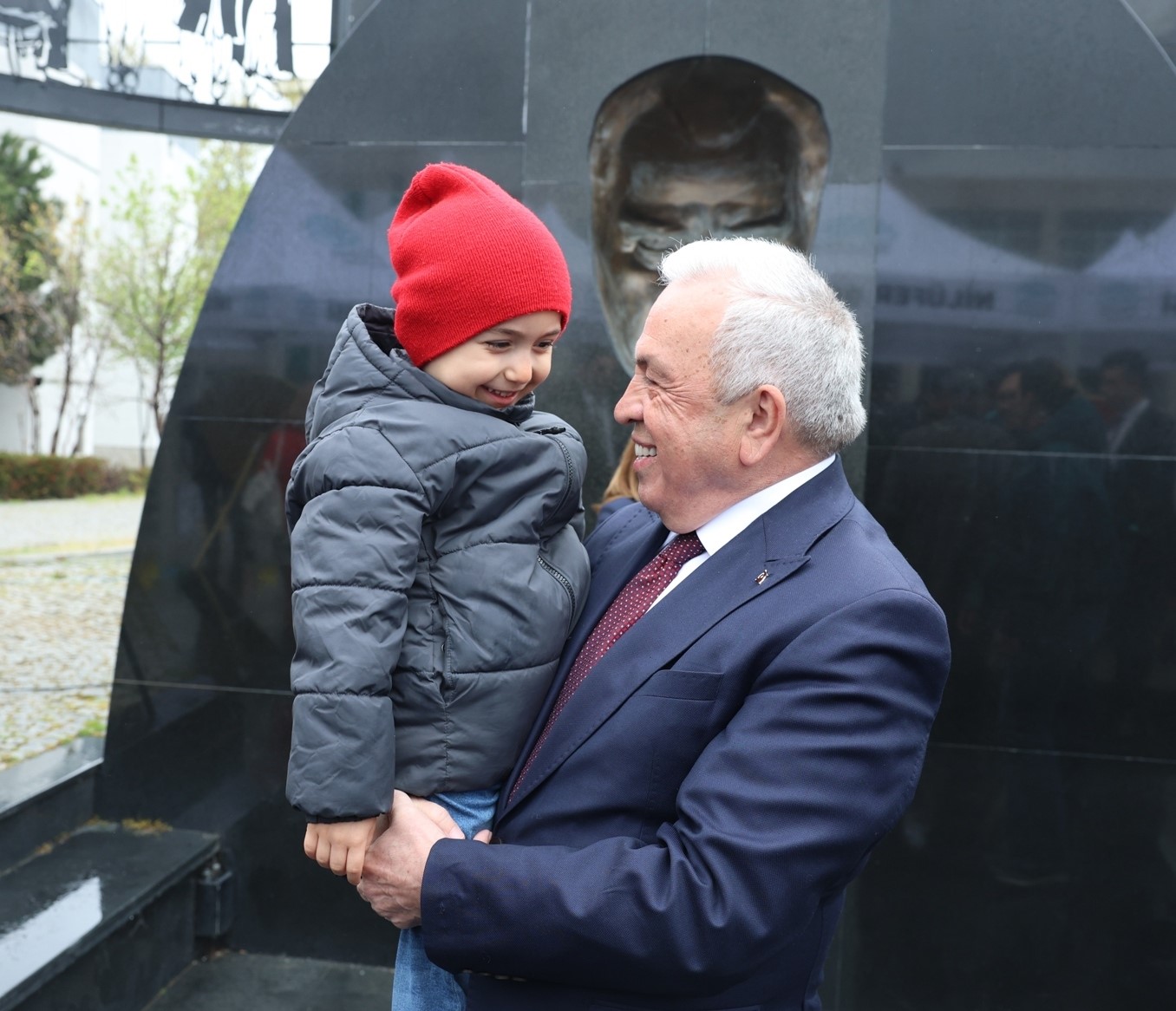 Nil&uuml;fer, 23 Nisan&rsquo;ı Cumhuriyet Meydanı&rsquo;nda kutladı
