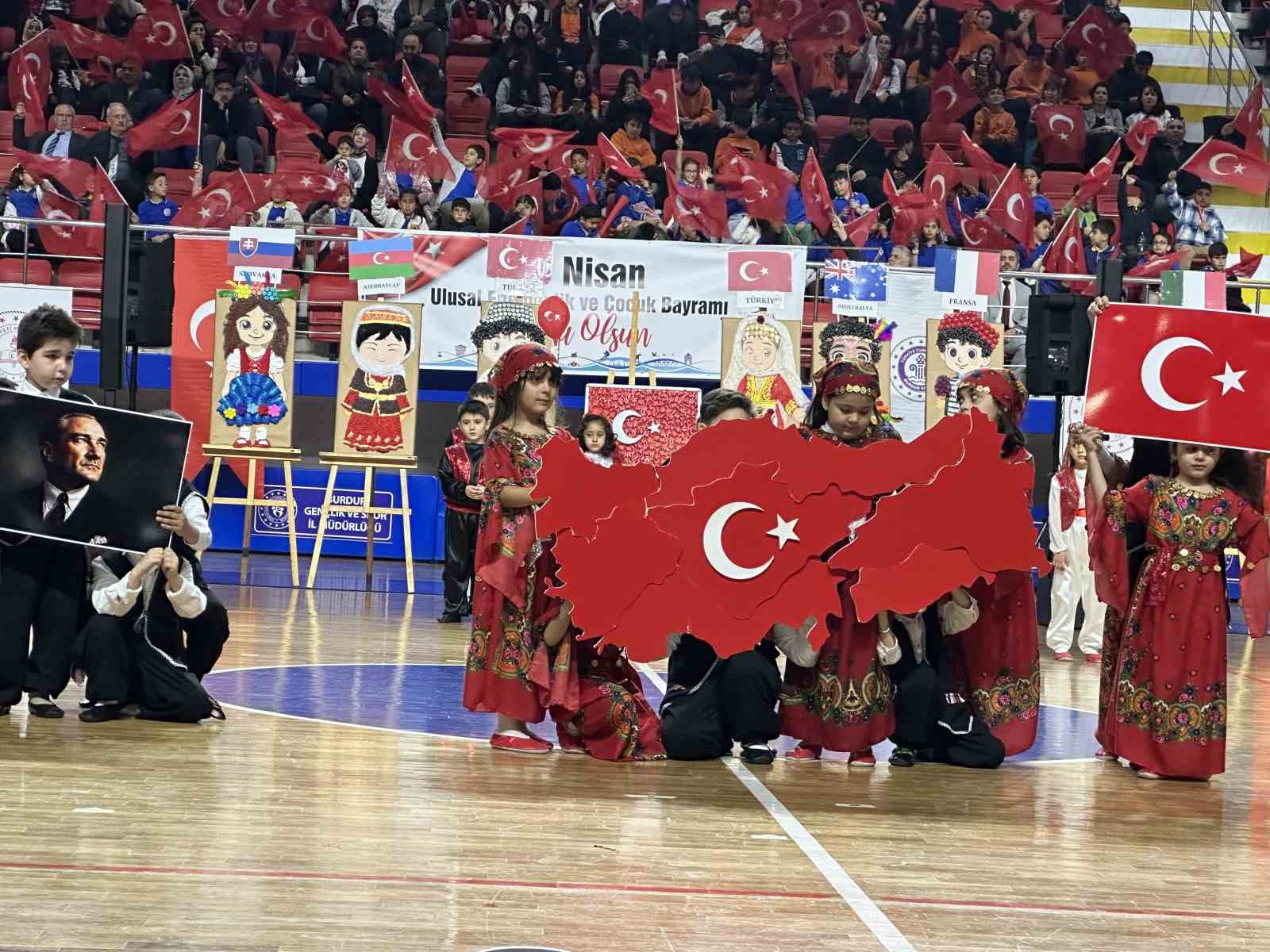 Kutlamaya katılan minik kız hem ağladı hem oynadı
