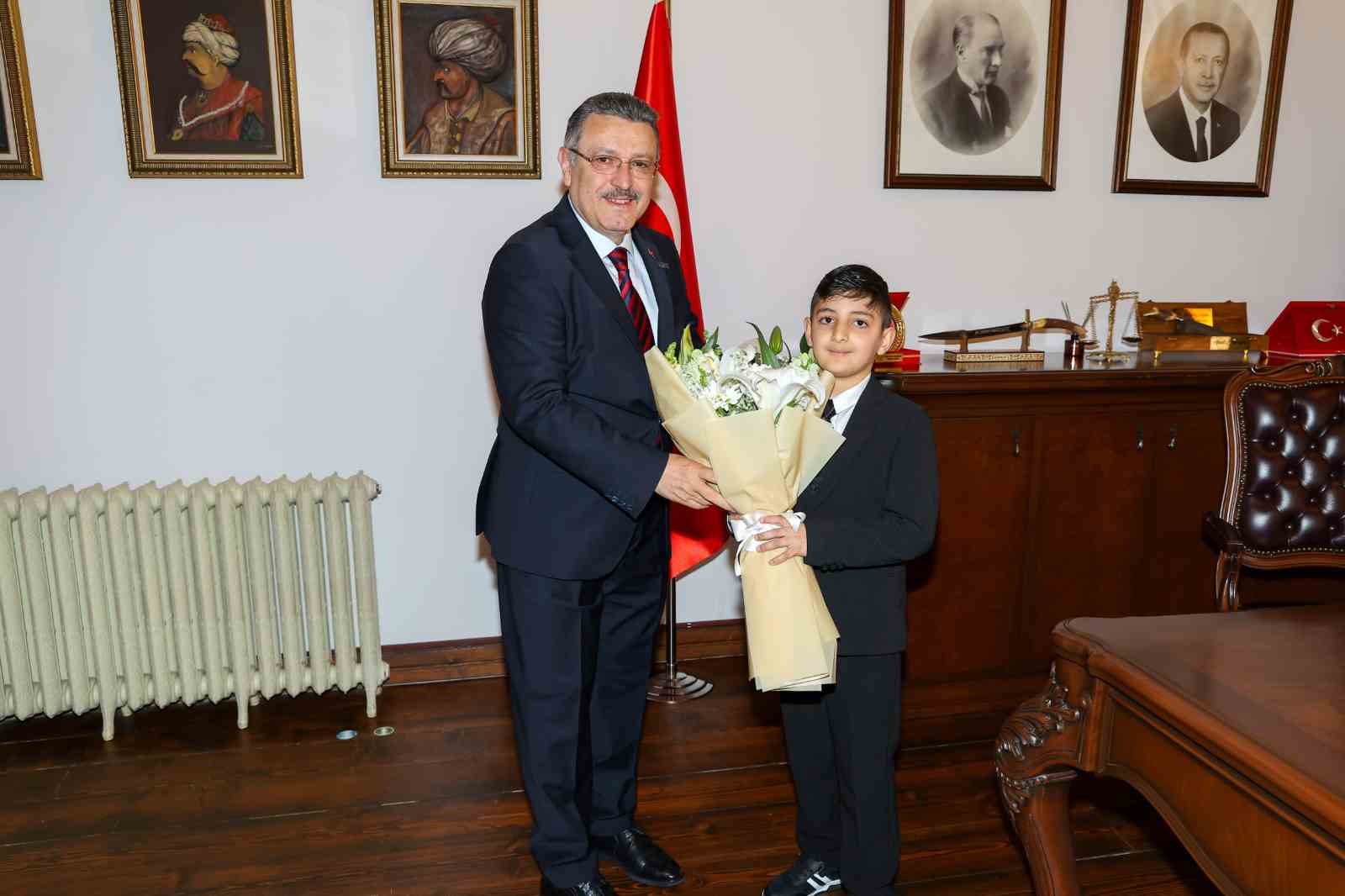 Başkan Gen&ccedil;, koltuğunu minik Hamza&rsquo;ya devretti
