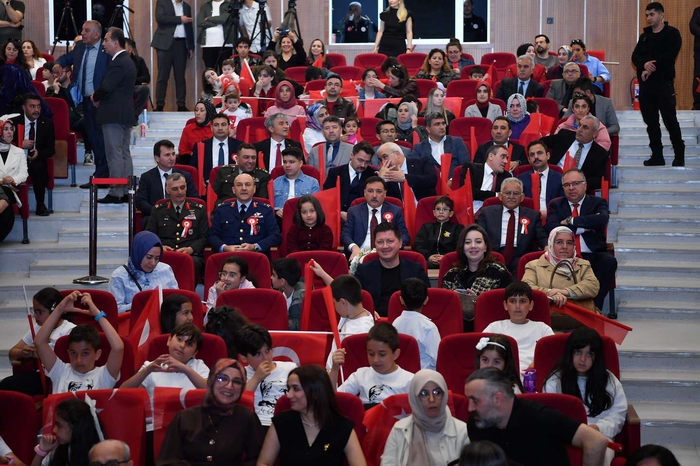 Başkan B&uuml;y&uuml;kkılı&ccedil;, &ccedil;ocukların bayram sevincine ortak oldu
