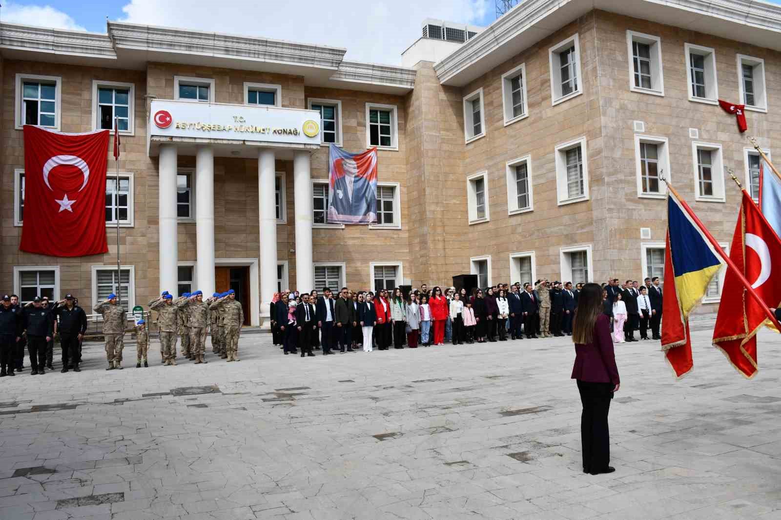 K&uuml;&ccedil;&uuml;k kız kolluk kuvvetleriyle selam durdu
