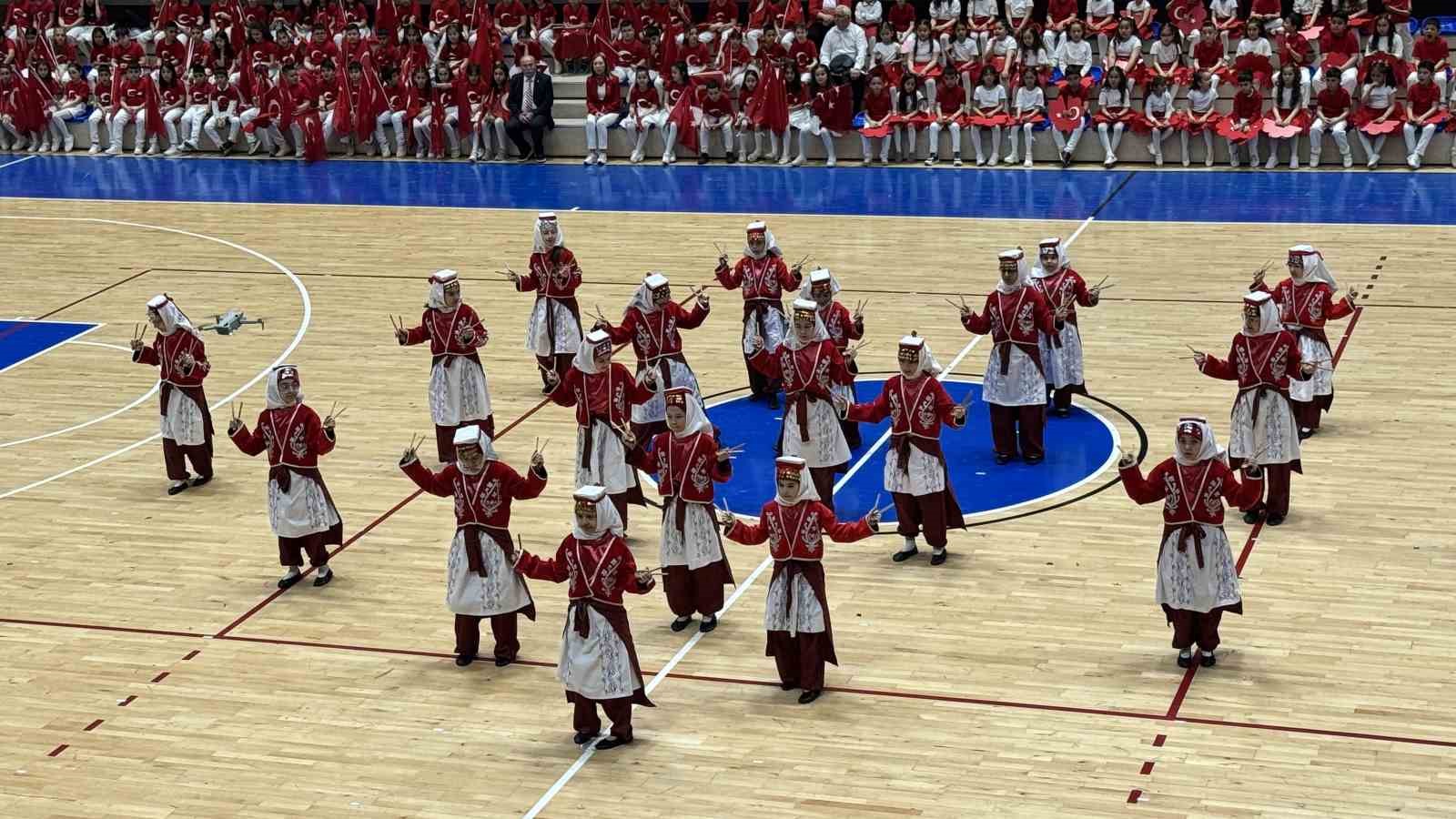 Karab&uuml;k&rsquo;te 23 Nisan coşkusu spor salonuna sığmadı
